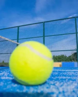 perbedaan padel tennis