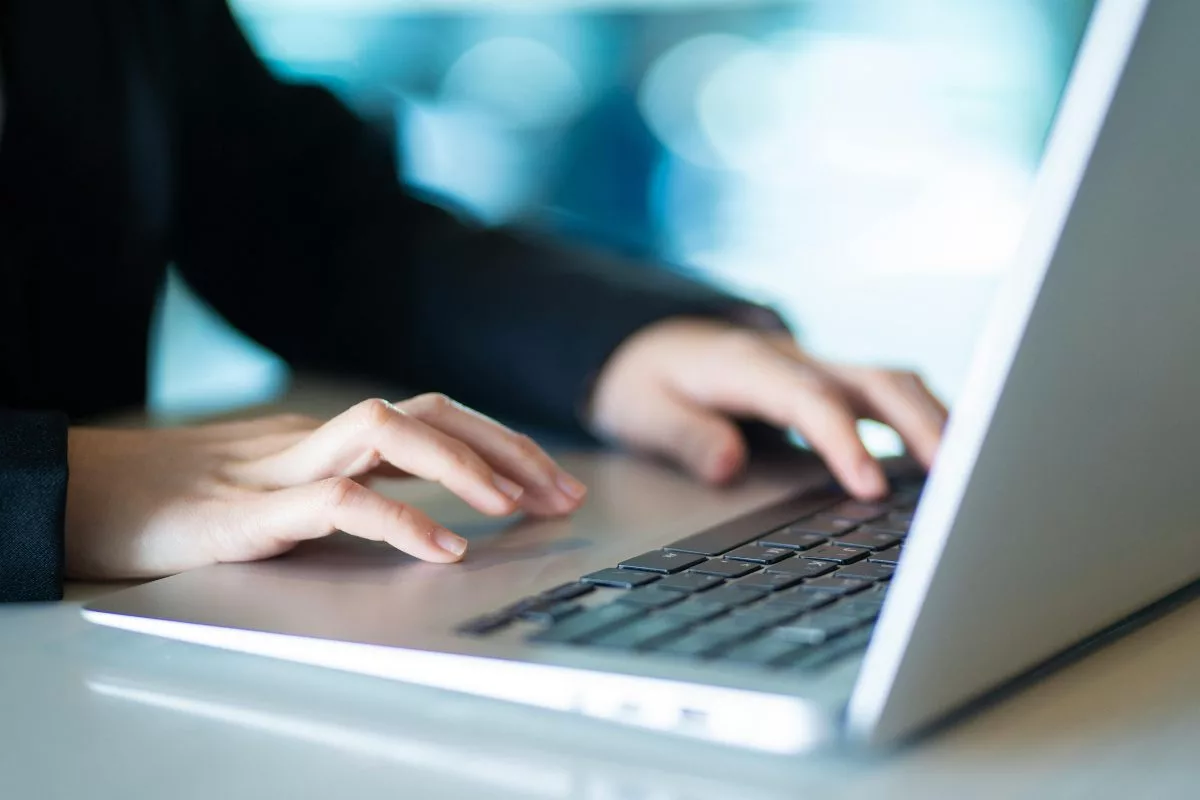 cara menyalakan lampu keyboard lenovo