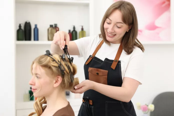 Kapster, Gaji Pokok Kecil Tapi Tips Besar? Intip Penghasilan Sebenarnya profesi kapster