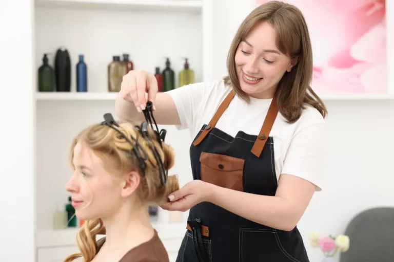 Kapster, Gaji Pokok Kecil Tapi Tips Besar? Intip Penghasilan Sebenarnya