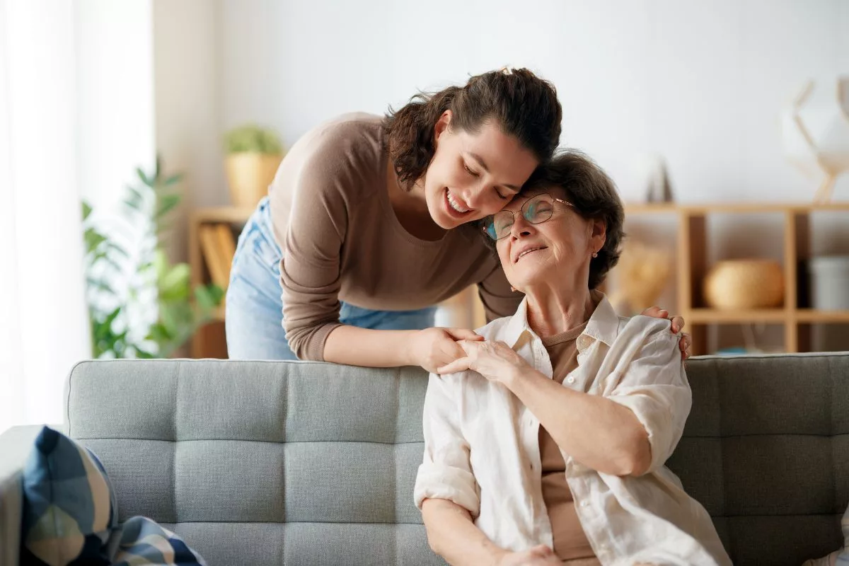 Mengapa Gaji Caregiver Lansia Tinggi?