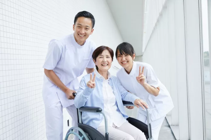 Caregiver Lansia, Pekerjaan Mulia yang Menguras Emosi, Berapa Standar Gajinya? profesi caregiver