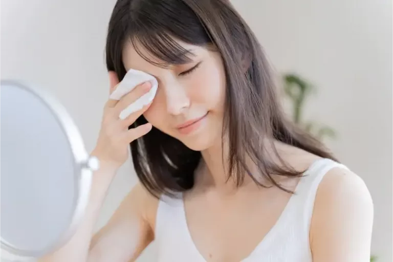 Sama-sama Penting, Ini Perbedaan Cleansing Oil dan Micellar Water