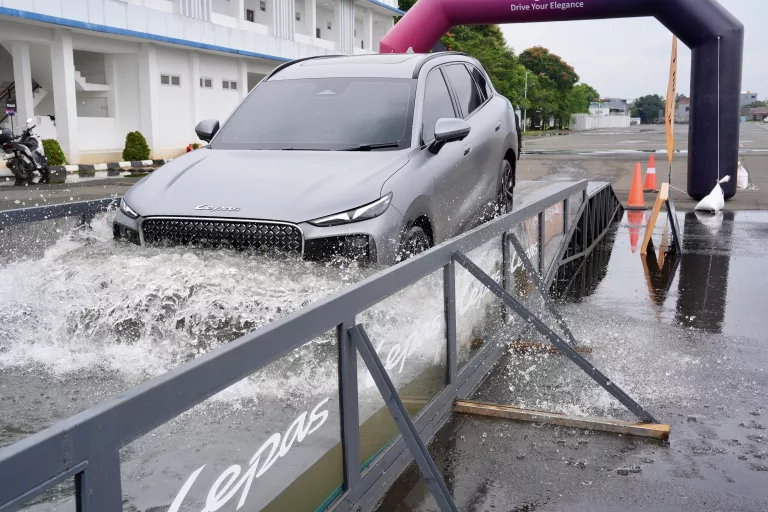 Tak Lagi Waswas Saat Hujan Deras, Rahasia LEPAS L8 Tetap Tenang Terjang Genangan Air