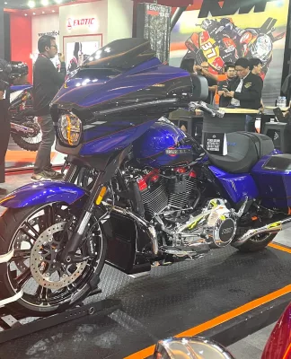 Harley-Davidson CVO™ Street Glide™ Blue Streak