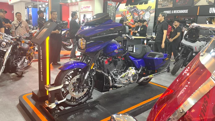 Harley-Davidson CVO™ Street Glide™ Blue Streak