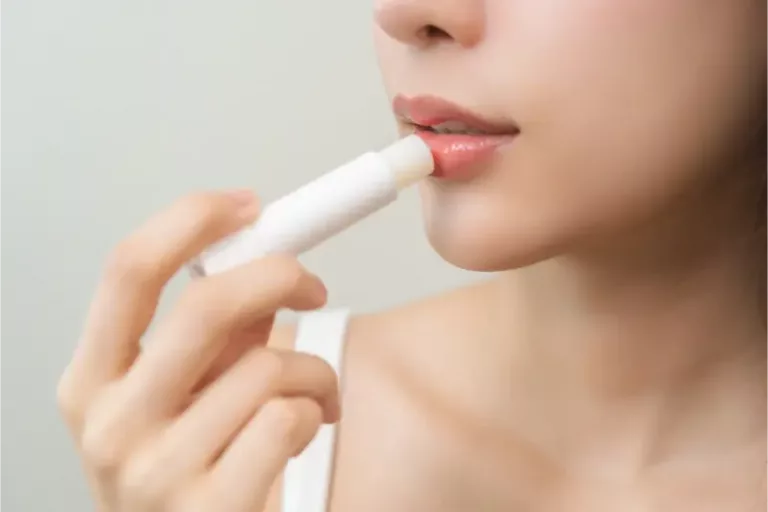 Lip Balm vs Lip Serum, Apa Bedanya?