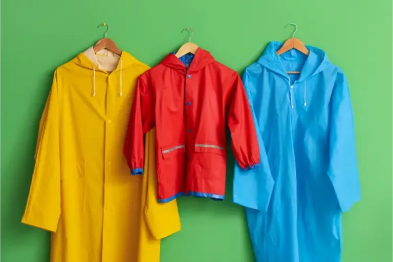 10 Rekomendasi Jas Hujan Terbaik untuk Pengendara Motor di Musim Hujan