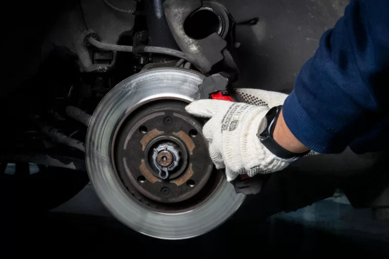 Disc brake Mulai Bergelombang? Ketahui Gejalanya Saat Injak Pedal Rem!