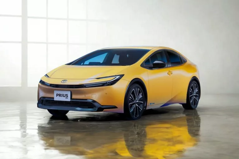 Toyota Prius Tawarkan Efisiensi BBM Maksimal Serta Kabin Kedap Tanpa Suara Bising Mesin!
