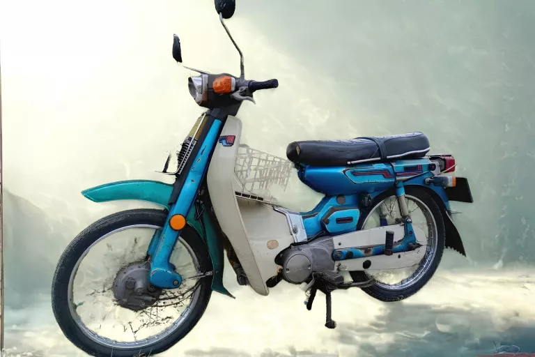 Yamaha V80 Bawa Desain Kotak Ikonik, Bikin Nostalgia Anak Motor Era 80-an! 