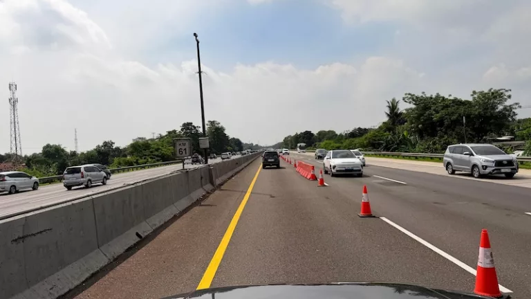 Mudik H+1 Lebaran 2026: Tol Japek Memerah di Km 30-57, Ada Kecelakaan di MBZ