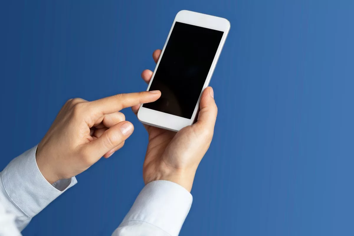 Cara Menghidupkan HP yang Mati Total Tanpa Tombol Power dan Volume