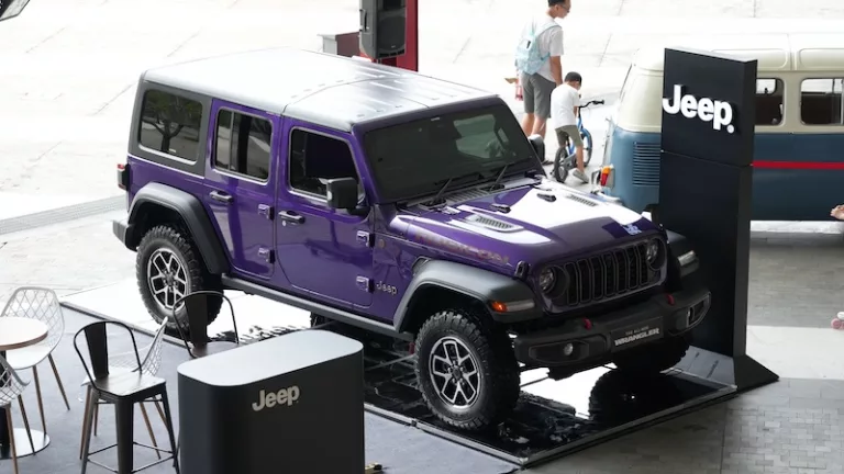 Menggoda Mata! Jeep Rilis Wrangler dan Gladiator 2026 Warna Ungu “Reign”