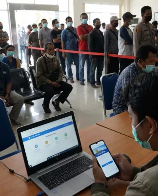 Ilustrasi seseorang menggunakan smartphone untuk cek pajak kendaraan secara online dengan mudah.