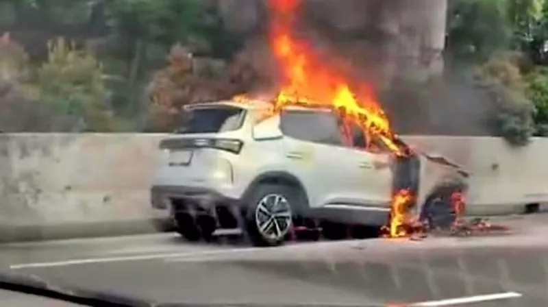 Chery Tiggo Cross CSH Terbakar di Tol Jagorawi