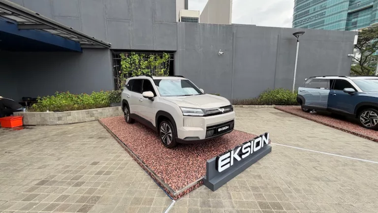 First Impression Wuling Eksion: SUV Irit nan Mewah Pakai Jendela Atap, Daya Jelajah Diklaim Tembus 1.000 KM Lebih!