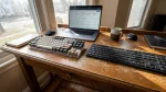 Mechanical vs Membrane Keyboard: Mana Lebih Worth It? Perbandingan visual antara mechanical keyboard dan keyboard membrane di atas meja kerja.