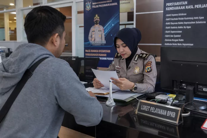 Ilustrasi BPKB kendaraan hilang dengan dokumen dan formulir pengurusan di kantor Samsat