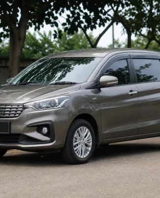 Suzuki Ertiga 2018 tampak samping warna putih di jalan raya, masih layak beli di tahun 2026