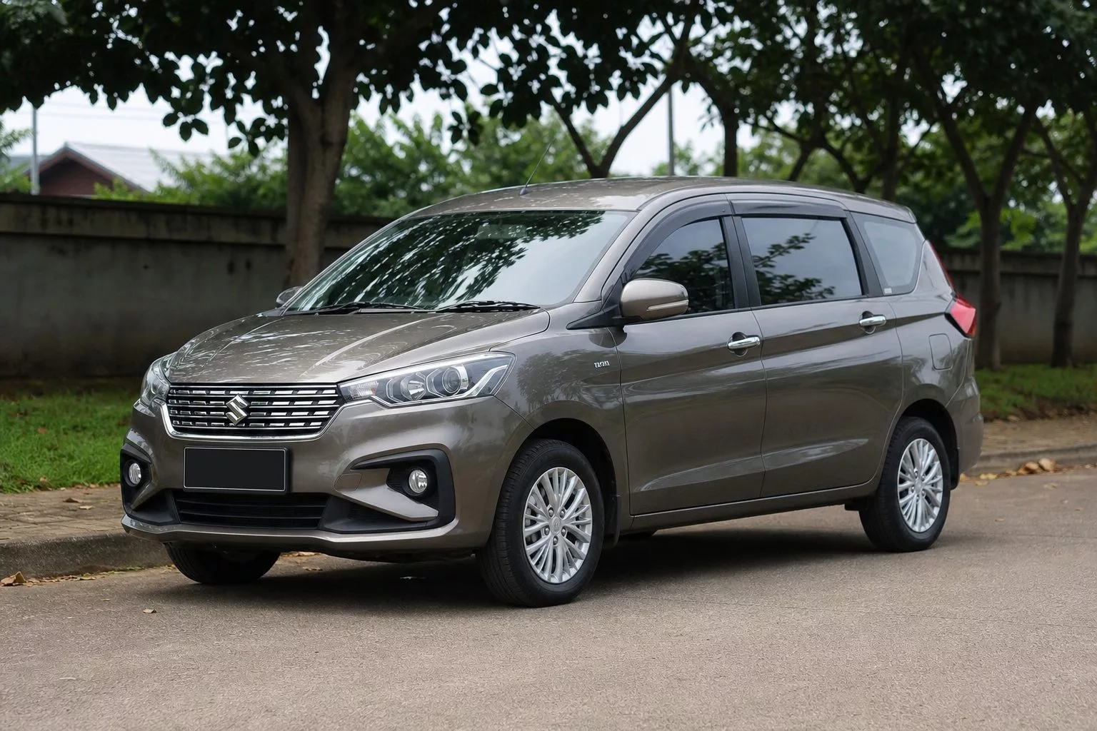 Suzuki Ertiga 2018 tampak samping warna putih di jalan raya, masih layak beli di tahun 2026