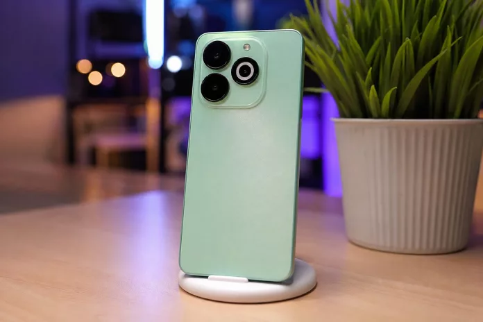 Infinix Smart 8 ditampilkan dari depan dengan layar menyala, cocok untuk gaming ringan