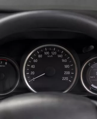 Ini Perbedaan Odometer, Speedometer, dan Tachometer Perbedaan odometer, speedometer, dan tachometer pada panel instrumen kendaraan modern