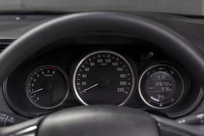 Perbedaan odometer, speedometer, dan tachometer pada panel instrumen kendaraan modern