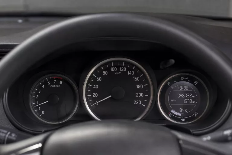 Ini Perbedaan Odometer, Speedometer, dan Tachometer