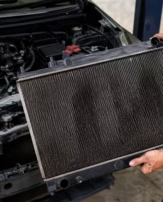 Ini Tanda Coolant Radiator Harus Diganti Tanda coolant radiator harus diganti, terlihat dari warna cairan keruh dan kondisi radiator mobil
