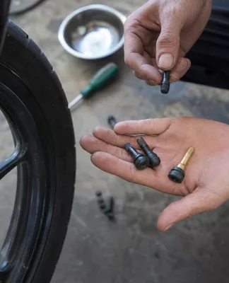 Jenis Pentil Motor dan Tips Memilih yang Tepat Berbagai jenis pentil motor beserta komponen valve stem yang digunakan pada ban sepeda motor modern