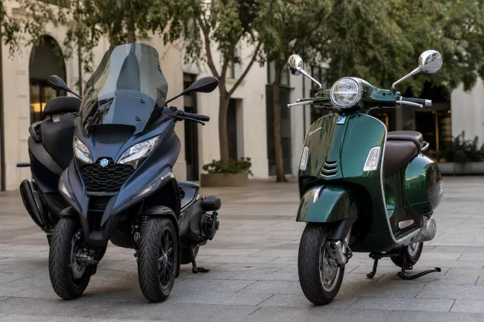 Perbandingan skuter Piaggio dan Vespa yang diparkir berdampingan menunjukkan perbedaan desain keduanya