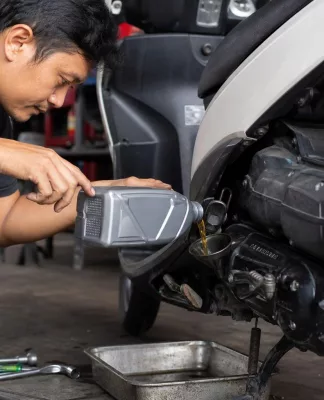 10 rekomendasi oli motor terbaik untuk menjaga performa mesin tetap optimal dan awet