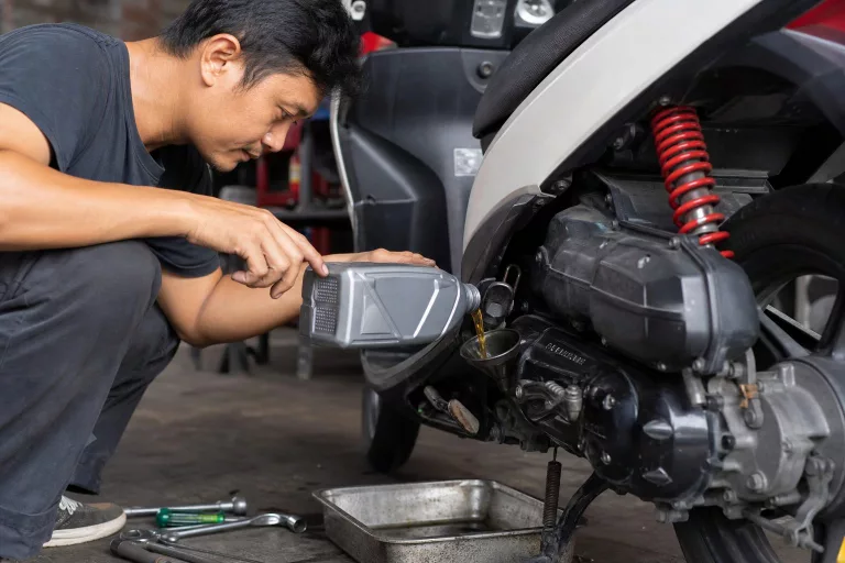 10 Rekomendasi Oli Motor Terbaik