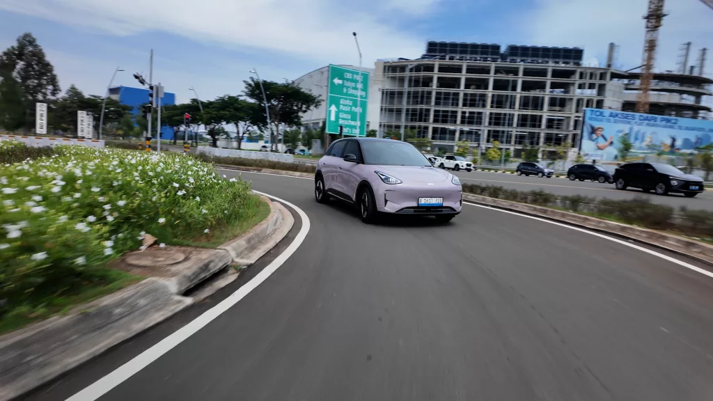 Geely EX2 Max Menikung