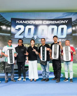 Prosesi handover unit J5 EV kepada konsumen