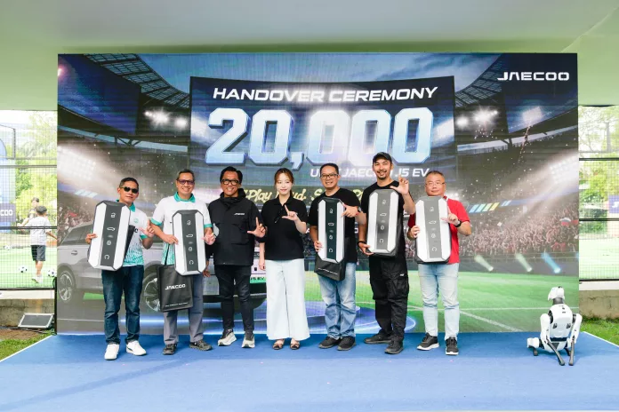 Sukses Kirim 20 Ribu Unit Mobil Listrik, JAECOO Siapkan Solusi Baru untuk GIIAS 2026 Prosesi handover unit J5 EV kepada konsumen