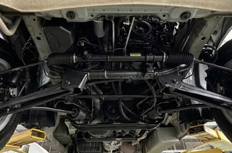 Setir Oleng dan Bunyi Jedug? Kenali Fungsi Rack Steer Mobil dan Tanda Kerusakannya!
