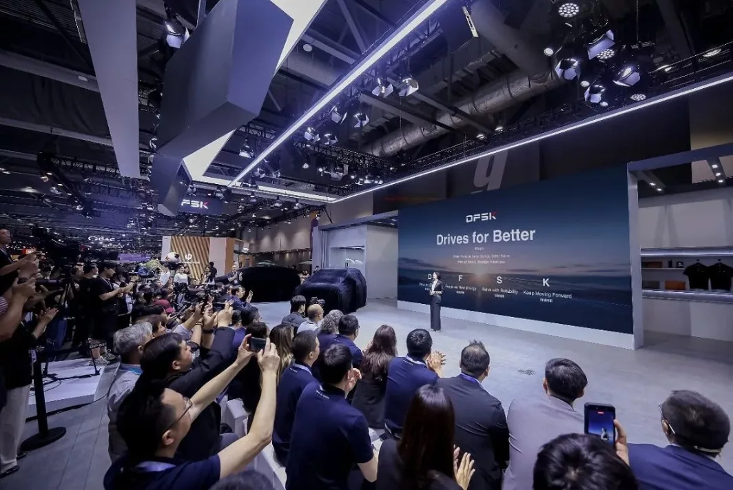 Launching DFSK E5 PLUS versi setir kanan (right-hand drive/RHD) pada ajang International Automotive & Supply Chain Expo di Hong Kong, 18 Juni 2026.