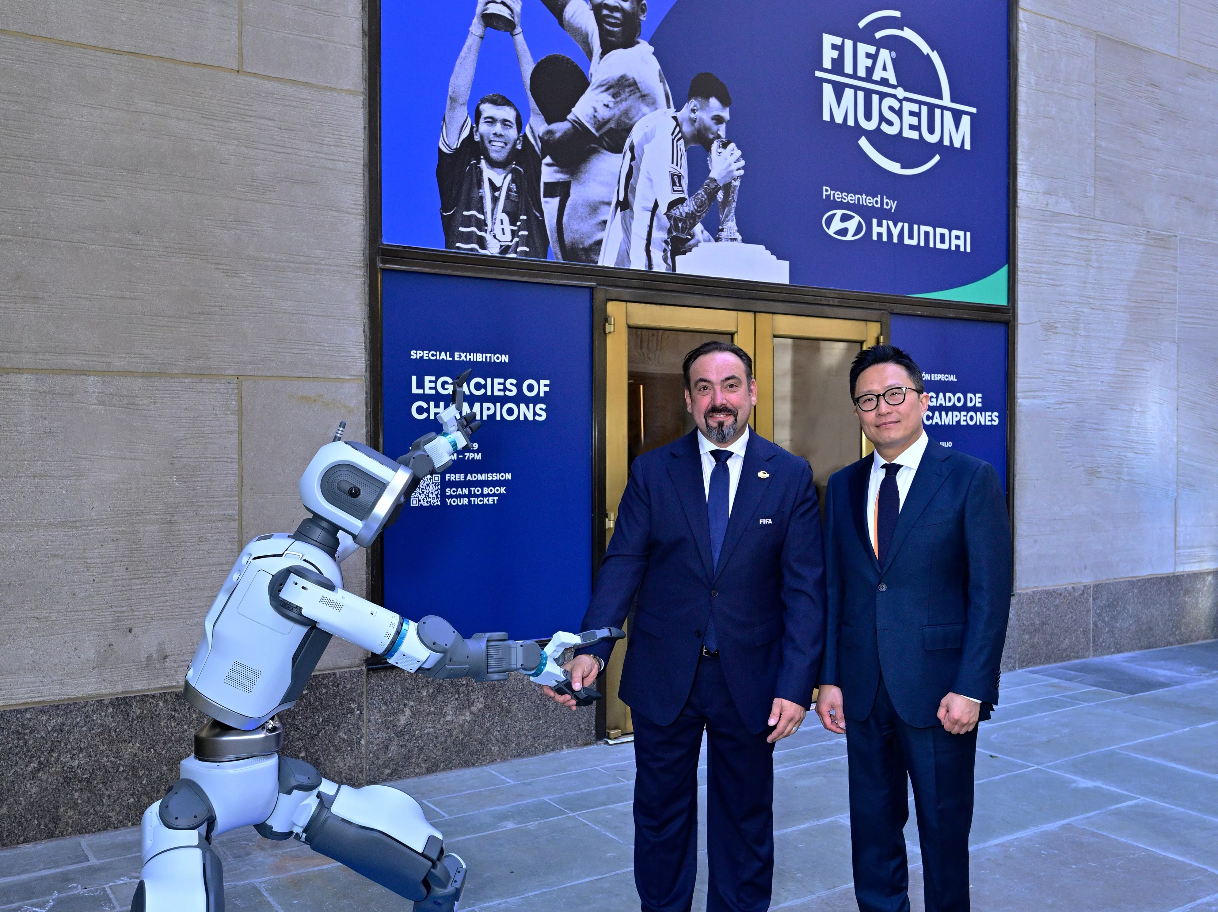 Upacara Pembukaan Museum FIFA – Instalasi Atlas di Pintu Masuk