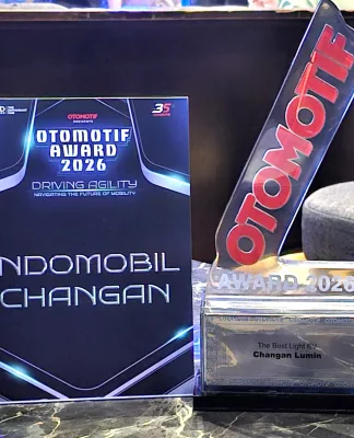 Piala The Best Light EV yang diterima Changan dari OTOMOTIF Award 2026