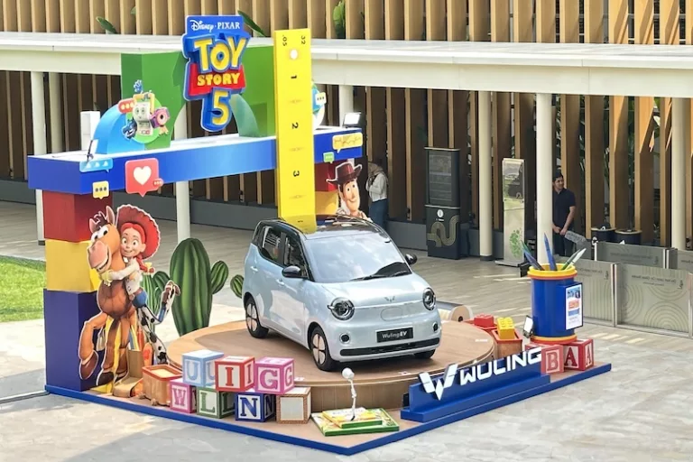 Toy Meets Tech! Serunya Kolaborasi Wuling EV dengan Karakater Toy Story 5 di Central Park Mall