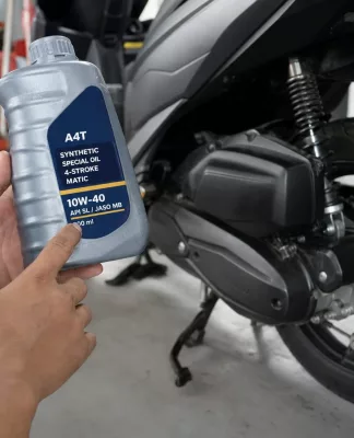Botol oli motor matic dengan kode SAE dan API terlihat jelas, menjelaskan arti kode oli motor matic