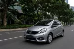 Rekomendasi Pilihan Mobil Hatchback Bekas Terbaik Buat Anak Muda! Perbandingan city car dan hatchback di jalan perkotaan yang padat, menunjukkan ukuran dan kepraktisan kedua mobil
