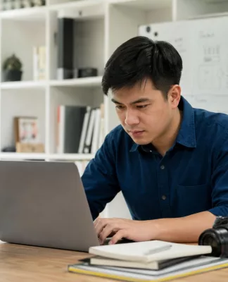 Daftar Ucapan Perpisahan Kerja di Grup WhatsApp, Singkat dan Berkesan! Seorang copywriter sedang bekerja di depan laptop menulis konten kreatif dan persuasif