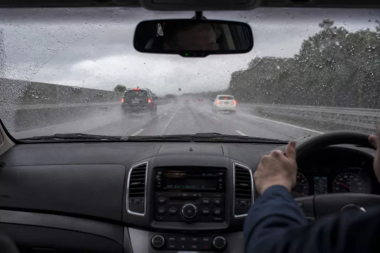 Curah Hujan Tinggi, Waspada Aquaplaning pada Mobil