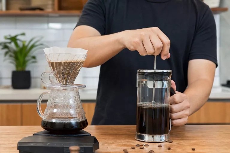 Dalam Dunia Kopi Dikenal V60 vs French Press, Apa Bedanya?