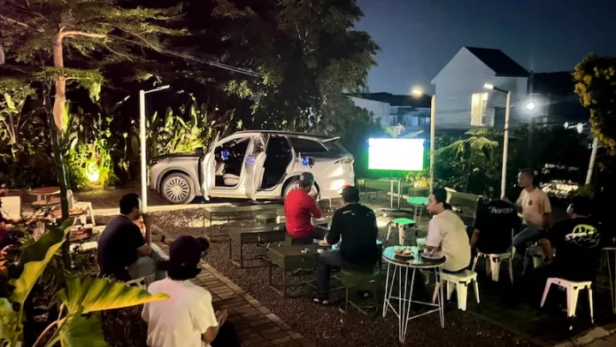 Ngopi Bareng di Ruang Terbuka Sambil Nonton Pertandingan Sepak Bola Internasional, Pakai Fitur V2L Chery TIGGO 9 CSH Semua Jadi Lebih Mudah dan Praktis NGOBAR Fitur V2L Chery TIGGO 9 CSH
