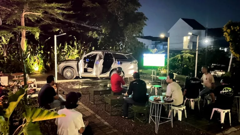 Ngopi Bareng di Ruang Terbuka Sambil Nonton Pertandingan Sepak Bola Internasional, Pakai Fitur V2L Chery TIGGO 9 CSH Semua Jadi Lebih Mudah dan Praktis