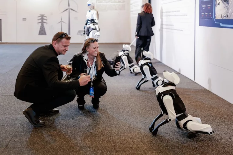 Canggih! Robot AiMOGA Ambil Alih Tugas Staf di Peresmian Pabrik Baru Chery